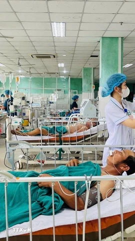 Các bác sỹ đang tích cực điều trị cho bệnh nhân A Khăn. (Ảnh: Dư Toán/TTXVN)