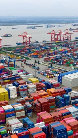 Quang cảnh cảng hàng hóa tại tỉnh Giang Tô, Trung Quốc. (Ảnh: THX/TTXVN)