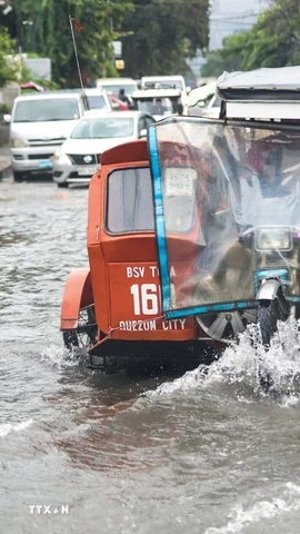 Cảnh ngập lụt sau những trận mưa lớn do ảnh hưởng của bão Wipha tại Quezon, Philippines. (Ảnh: THX/TTXVN)