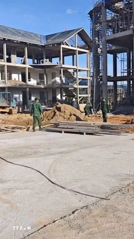 Công trường xây dựng Trường Phổ thông Dân tộc nội trú liên cấp Tiểu học và Trung học cơ sở xã A Lưới 4, thành phố Huế. (Ảnh: Mai Trang/TTXVN)