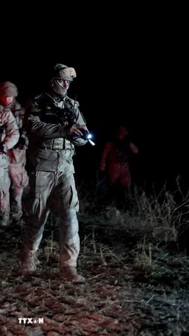 Lực lượng cứu hộ và binh sỹ Thổ Nhĩ Kỳ tìm kiếm máy bay quân sự Libya gặp nạn tại huyện Haymana. (Ảnh: AA/TTXVN)