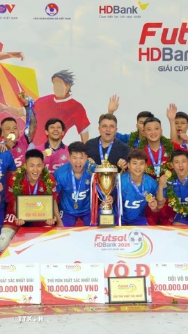 Đội Thái Sơn Bắc với Cúp vô địch Giải Futsal HDBank Cúp Quốc gia 2025. (Ảnh: Trung Tuyến/TTXVN)