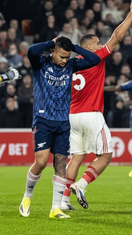 Arsenal lỡ cơ hội gia tăng khoảng cách với Man City.