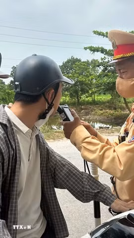 Công an thành phố Hải Phòng tuần tra, xử lý vi phạm trên các tuyến đường ở xã Gia Lộc. (Ảnh: Mạnh Tú/TTXVN)