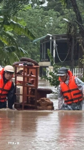 Di dời tài sản của người dân đến nơi an toàn. (Ảnh: TTTXVN phát)