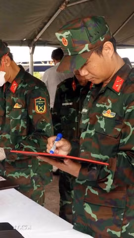 Quy trình thực hiện công tác lấy mẫu hài cốt liệt sỹ chưa được xác định thông tin được thực hiện chặt chẽ, khoa học và an toàn tuyệt đối. (Ảnh: Xuân Khu/TTXVN)