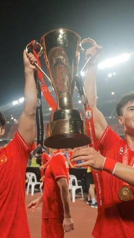 Duy Mạnh và Văn Thanh hân hoan giương cao cúp vô địch AFF Cup 2024 trên sân Rajamangala, tối 5/1. (Ảnh: Minh Quyết/TTXVN)