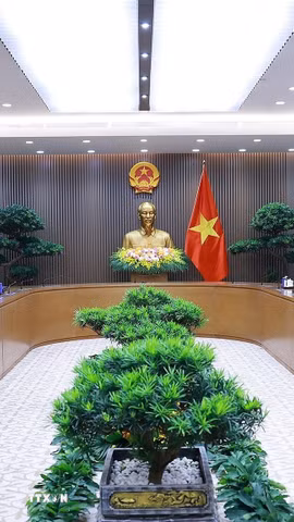 Thủ tướng Lê Minh Hưng tiếp ông Hà Vĩ, Đại sứ Trung Quốc tại Việt Nam. (Ảnh: Dương Giang/TTXVN)
