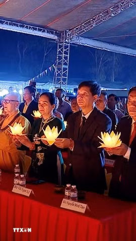 Các đại biểu tham dự Lễ hội Đại đoàn kết tri ân, tưởng niệm các Anh hùng Liệt sỹ Lào-Việt Nam. (Ảnh: Văn Phiên/TTXVN)