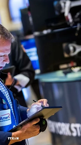 Giao dịch viên tại sàn chứng khoán New York, Mỹ. (Ảnh: THX/TTXVN)