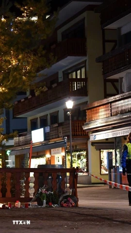 Lực lượng an ninh phong tỏa hiện trường vụ cháy quán bar ở thị trấn Crans-Montana, bang Valais, Thụy Sĩ ngày 1/1/2026. (Ảnh: THX/TTXVN)