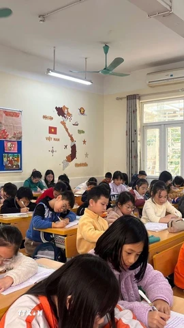 Học sinh Trường Tiểu học Nghĩa Tân (phường Nghĩa Đô, Hà Nội). (Ảnh: Nguyễn Cúc/TTXVN)