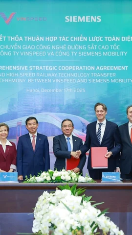 Đại diện lãnh đạo của Siemens Mobility và VinSpeed trao biên bản ghi nhớ hợp tác.