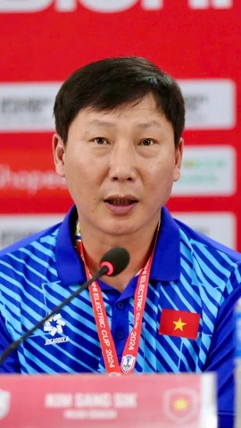 HLV Kim Sang-sik tại buổi họp báo trước trận Singapore-Việt Nam tại AFF Cup 2024. (Nguồn: VFF)