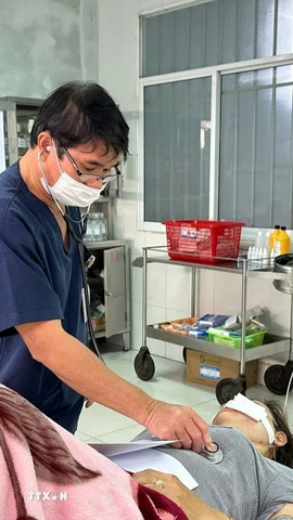 Các nạn nhân vụ tai nạn được thăm khám tại Bệnh viện Đa khoa Quảng Nam. (Ảnh: TTXVN phát)