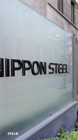 Logo của Tập đoàn thép Nippon Steel tại trụ sở của hãng ở Tokyo. (Ảnh: Kyodo/TTXVN)