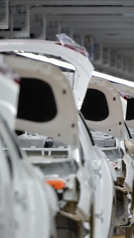 Công nhân làm việc tại nhà máy sản xuất xe của tập đoàn sản xuất ôtô Hàn Quốc Hyundai Motor. (Ảnh: AFP/TTXVN)