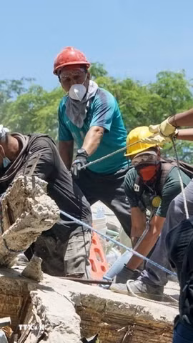 Lực lượng cứu hộ tìm kiếm nạn nhân sau trận động đất tại Cali, Colombia, ngày 11/8/2026. (Ảnh: THX/TTXVN phát)