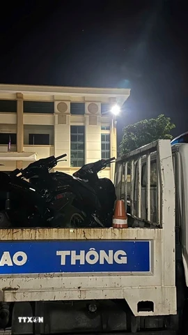 Các phương tiện vi phạm bị lập biên bản. (Ảnh: TTXVN phát)
