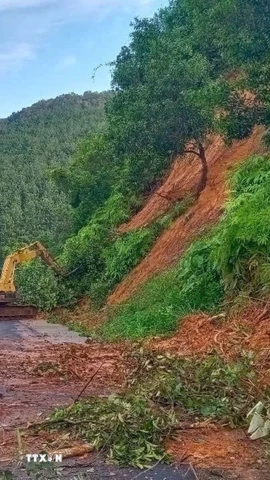 Khắc phục sạt lở tại vị trí Dốc 5 cây (Km19+500). (Ảnh: TTXVN phát)
