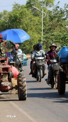 Người dân Campuchia sơ tán tới khu vực an toàn ở tỉnh Siem Reap khi xung đột biên giới tái diễn giữa nước này và Thái Lan, ngày 9/12/2025. (Ảnh: THX/TTXVN)