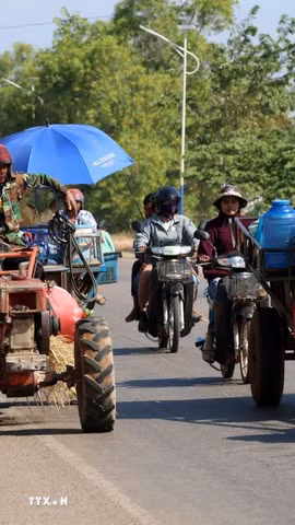 Người dân Campuchia sơ tán tới khu vực an toàn ở tỉnh Siem Reap khi xung đột biên giới tái diễn giữa nước này và Thái Lan, ngày 9/12/2025. (Ảnh: THX/TTXVN)