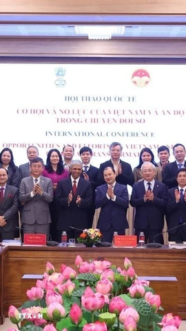 Phó Giáo sư-Tiến sỹ Lê Hải Bình, Ủy viên Trung ương Đảng, Phó Giám đốc Học viện Chính trị quốc gia Hồ Chí Minh và ông Periasamy Kumaran, Thứ trưởng Bộ Ngoại giao Cộng hòa Ấn Độ với các đại biểu. (Ảnh: Văn Điệp/TTXVN)