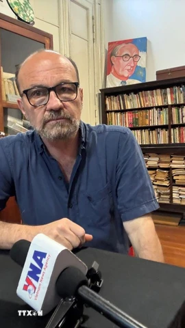 Ông Marcelo Rodriguez, Trưởng ban Đối ngoại Trung ương Đảng Cộng sản Argentina trả lời phỏng vấn phóng viên TTXVN tại Buenos Aires. (Ảnh: Diệu Hương/TTXVN)