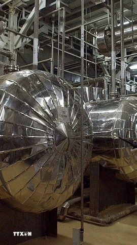 Nhân viên kỹ thuật làm việc bên trong cơ sở hạt nhân Isfahan, nằm cách thủ đô Tehran khoảng 420km về phía Nam. (Ảnh: AP/TTXVN)