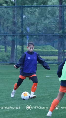 U17 nữ Việt Nam nỗ lực tập luyện trong giá lạnh tại Trung Quốc. (Nguồn: VFF)