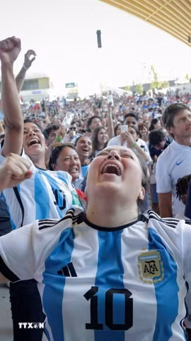 Cổ động viên đội tuyển Argentina bùng nổ cảm xúc sau khi đội nhà lội ngược dòng thắng tuyển Anh tiến vào Chung kết. (Ảnh: THX/TTXVN phát)