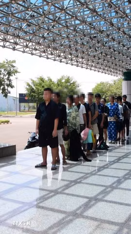 12 công dân Việt Nam do phía Campuchia trao trả tại cửa khẩu Quốc tế Hoa Lư (Đồng Nai). (Ảnh: Đậu Tất Thành/TTXVN)
