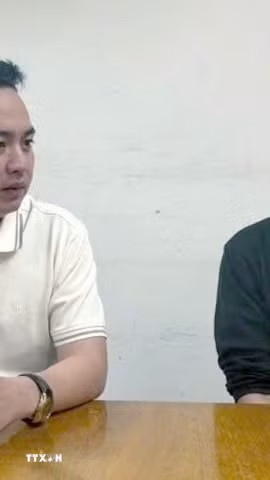 Đối tượng Lê Long Anh (phải) tại cơ quan công an. (Ảnh: TTXVN phát)