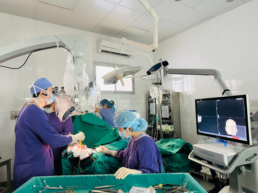 Các bác sỹ thực hiện một ca phẫu thuật thần kinh tại Bệnh viện Hữu nghị Việt Đức. (Ảnh: Thùy Giang/Vietnam+)