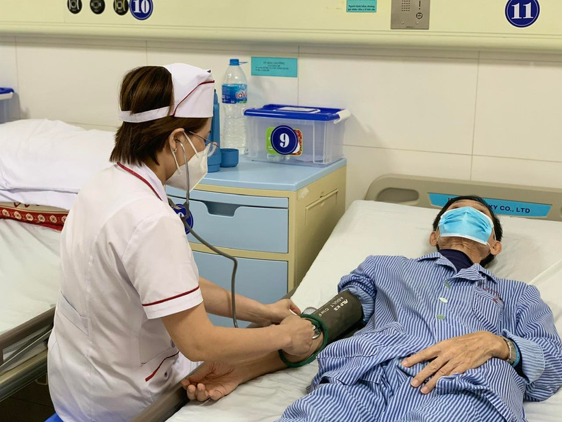 Bác sỹ khám cho bệnh nhân mắc bệnh lao. (Ảnh: PV/Vietnam+)