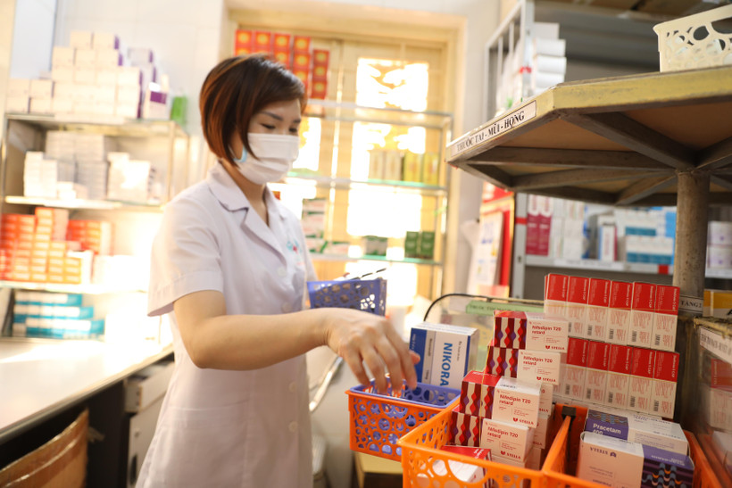 Nhân viên y tế lấy thuốc cấp phát cho bệnh nhân. (Ảnh: MQ/Vietnam+)