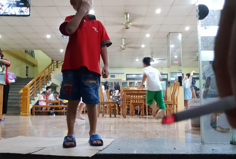 Trẻ tiếp xúc với khói thuốc thụ động có nguy cơ bị phát bệnh hen, tăng nguy cơ mắc viêm phổi. (Ảnh: PV/Vietnam+)
