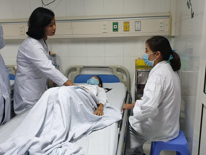 Bác sỹ Hoa khám cho bệnh nhân trước khi mổ. (Ảnh: PV/Vietnam+)