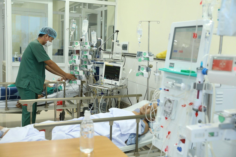 Điều trị cho bệnh nhân COVID-19 tại Khoa Hồi sức tích cực, Bệnh viện Bệnh Nhiệt đới Trung ương. (Ảnh: Minh Quyết/TTXVN)