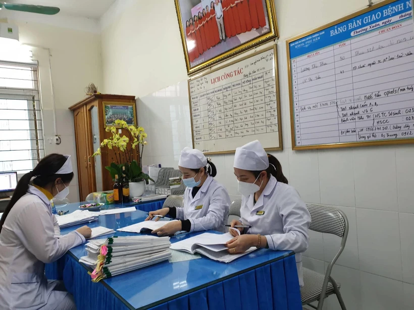 Nhân viên y tế làm công tác chuyên môn. (Ảnh: T.G/Vietnam+)