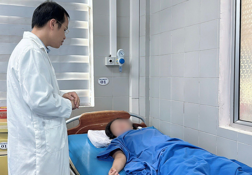 Bác sĩ thăm khám, theo dõi tình trạng cho bệnh nhân. (Ảnh: PV/Vietnam+)