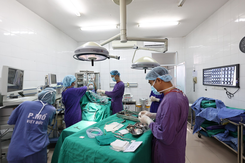 Các bác sĩ thực hiện ca phẫu thuật tại Bệnh viện Hữu nghị Việt Đức. (Ảnh: Minh Sơn/Vietnam+)