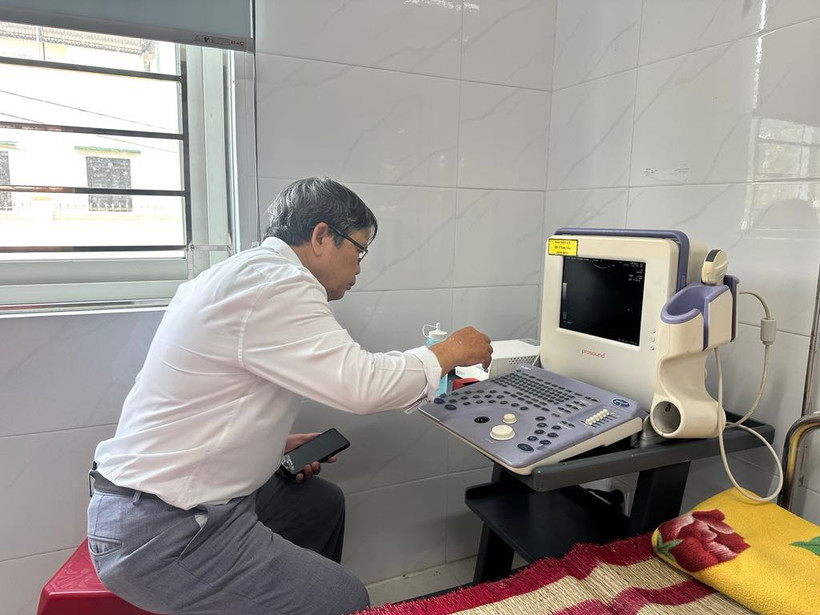Nhân viên y tế kiểm tra máy siêu âm tại Trạm Y tế xã Bình Hòa, huyện Bình Sơn, tỉnh Quảng Ngãi. (Ảnh: T.G/Vietnam+)