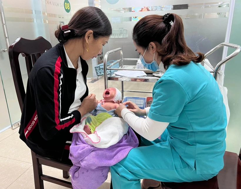 Nhân viên y tế tiêm vaccine cho trẻ nhỏ. (Ảnh: Thuỳ Dung/TTXVN)
