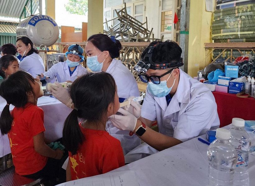 Bác sĩ Bệnh viện Hữu nghị Việt Nam-Cu Ba khám răng miệng cho học sinh trong chương trình. (Ảnh: PV/Vietnam+)