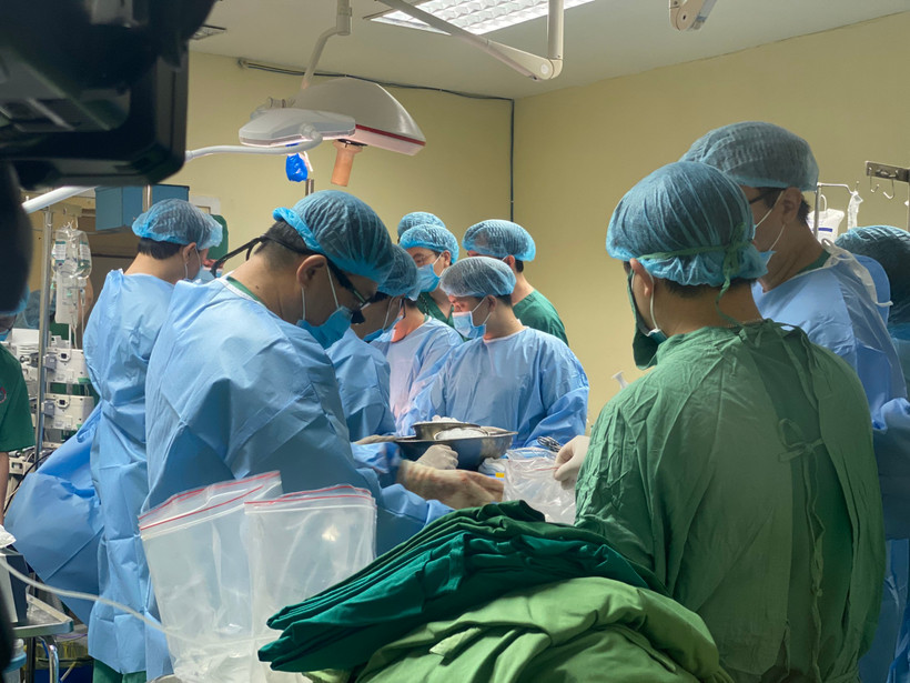 Các bác sĩ tiến hành lấy đa tạng từ một người cho chết não tại Bệnh viện Việt Nam-Thụy Điển Uông Bí. 