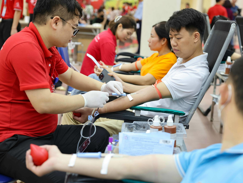Người dân tham gia hiến máu nhân đạo. (Ảnh: Thanh Tùng/TTXVN)