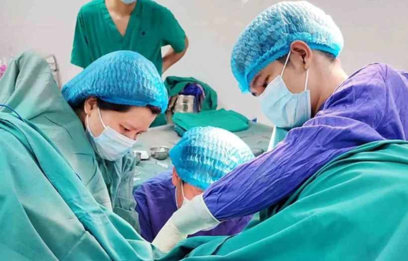 Bác sĩ điều trị cho bệnh nhân bị trĩ tại Bệnh viện Tuệ Tĩnh. (Ảnh: PV/Vietnam+)