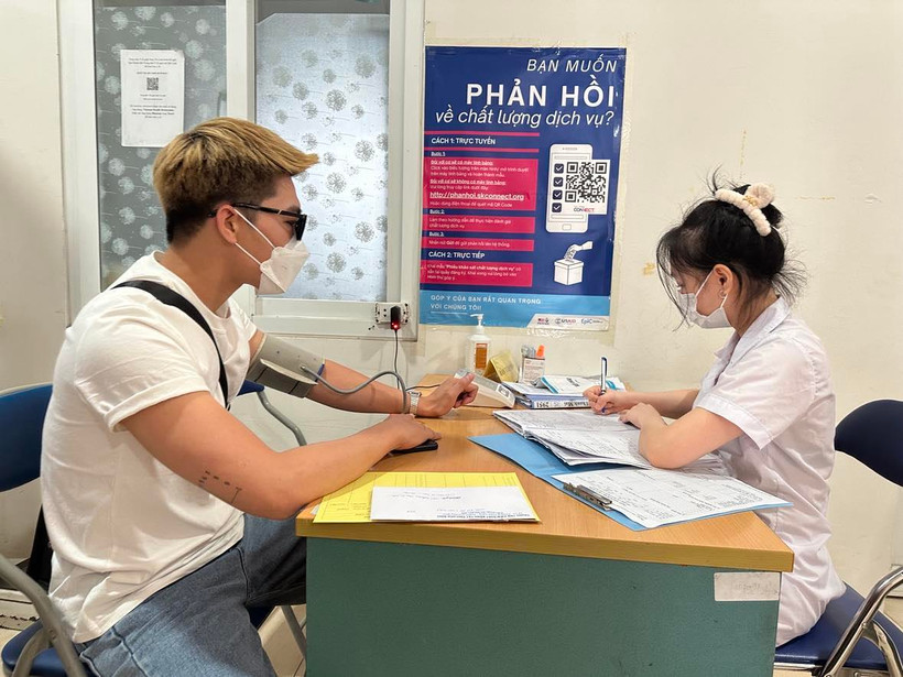 Nhân viên y tế tư vấn về công tác phòng chống HIV/AIDS tại Hà Nội. (Ảnh: Thùy Giang/Vietnam+)