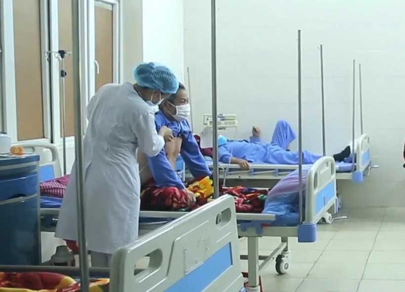 Bác sỹ khám cho bệnh nhân mắc lao tại Bệnh viện Phổi Trung ương. (Ảnh: PV/Vietnam+)